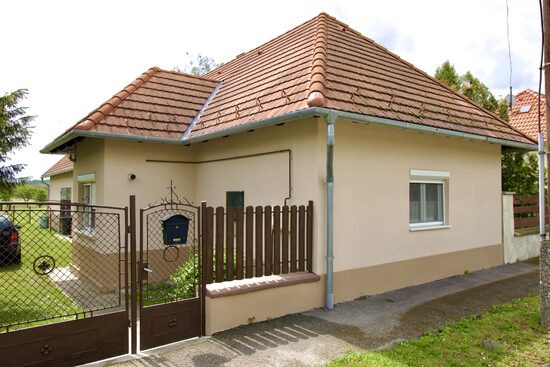 Nyirád felújított családi ház 47.5M Ft